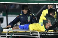 Neymar chấn thương nghiêm trọng, Brazil đại bại trước Uruguay