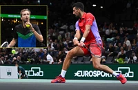 Djokovic thắng áp đảo, Medvedev nổi điên với người hâm mộ