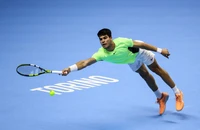 Alcaraz vượt qua cửa hẹp hướng đến bán kết ATP Finals