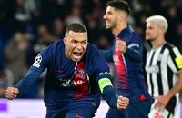 HLV Newcastle chỉ trích quả phạt đền giúp PSG thoát hiểm