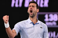 Djokovic thắng nhọc trong cuộc chiến giữa hai thế hệ