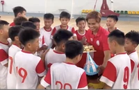 Cầu thủ nhí U-11 hát mừng sinh nhật thầy Long Giang siêu dễ thương