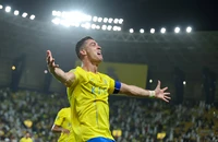 Tiền đạo U-40 Ronaldo xô đổ kỷ lục