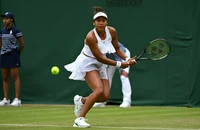 Naomi Osaka vượt qua thử thách đầu tiên trên mặt sân cỏ