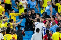 Sao Liverpool ẩu đả dữ dội với CĐV Colombia sau trận thua