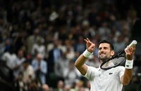 Djokovic không cần bỏ sức vẫn san bằng kỷ lục của Federer