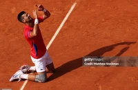 Novak Djokovic bật khóc với chiếc HCV Olympic, hoàn thành Golden Slam 
