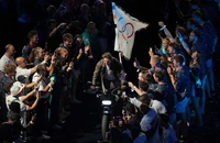 Olympic Paris 2024 bế mạc, Mỹ nhận cờ đăng cai kiểu Hollywood