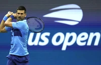 Novak Djokovic chật vật vào vòng 2, Mỹ Mở rộng chia tay Dominic Thiem