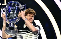 Jannik Sinner đoạt cúp số 1 ATP ngay ngày độc thân