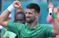 Djokovic xác lập kỷ lục mới, ĐKVĐ Úc mở rộng thua sốc