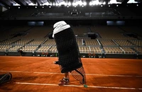 Mặt sân đất nện Roland Garros được chăm sóc như thế nào
