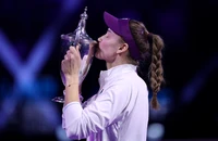 Hạ thủ số 1 thế giới, Rybakina khiến WTA Finals bẽ mặt