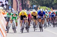 "Phản lực cơ" tiếp tục bứt phá tại Đồng Hới, nới rộng khoảng cách áo xanh