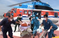 Video: Lần đầu tiên trực thăng cấp cứu bệnh nhân từ Trường Sa về BV Quân Y 175