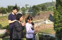Video: Nhiều người Hà Nội tranh thủ ngày nghỉ lễ đi tảo mộ dịp tết Thanh minh