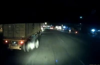 Video: Bánh xe container văng ra, va trúng hai người đi đường