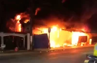 Video: Cháy dãy kiot trong khu chợ đêm ở Bình Dương