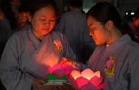 Video: Người dân TP.HCM thả hoa đăng cầu bình an ngày Vu Lan báo hiếu