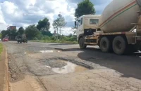 Video: Đường gần 700 tỉ sau 3 năm thông xe đã xuống cấp