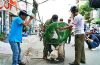 Video: Theo chân đội bắt chó thả rông của phường Hiệp Bình Chánh