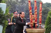 Video: Dâng hương tại khu mộ cố Thủ tướng Võ Văn Kiệt