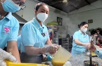 Video: Bác sĩ 15 năm phát cơm miễn phí, xây nhà lưu trú cho bệnh nhân nghèo