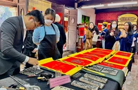 Video: Văn Miếu Quốc Tử Giám đón hàng ngàn lượt khách tham quan vào cuối tuần