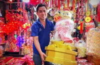 TP.HCM: Chợ bán đồ trang trí nhộn nhịp ngày cận Tết