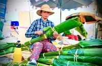 Video: Chợ lá dong ở TP.HCM bắt đầu nhộn nhịp người mua