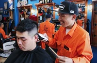 Tiệm cắt tóc miễn phí cho tài xế, xe ôm công nghệ