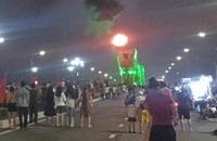 Đà Nẵng: Hàng nghìn người đứng xem cầu Rồng phun lửa trở lại