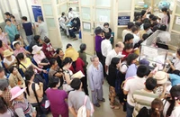Bệnh viện quá tải sinh ra “cò”