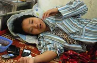 Chồng đi vắng, vợ bị hành hung