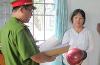 Làm giả giấy hồng đi lừa đảo