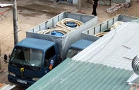 Bắt quả tang hai xe hút hầm cầu đổ bậy