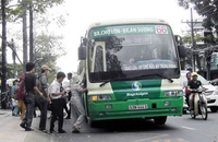 Trẻ đi xe buýt lúc bị thu tiền, lúc không
