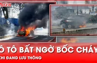 TP.HCM: Ô tô bốc cháy ngùn ngụt khi đang lưu thông trên đường