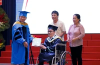 Xúc động tân kỹ sư nhận bằng tốt nghiệp trên xe lăn