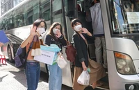 Giảng viên đại học lỉnh kỉnh hành lý lên đường đi kiểm tra thi tốt nghiệp THPT
