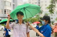 Thí sinh hớt hải 'chạy mưa' đến trường dự thi môn cuối cùng