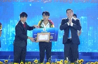Một thủ khoa đại học nhận thưởng xe máy ngay tại Lễ khai giảng