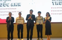 2 nam sinh trường tỉnh trở thành thủ khoa đại học và giành học bổng toàn phần
