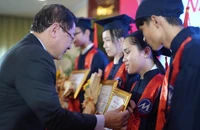 Những hoàn cảnh đẫm nước mắt đằng sau danh hiệu thủ khoa