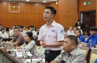 Thu nhập thấp ‘gây khó’ cho sinh viên xuất sắc mới ra trường
