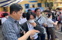 Thí sinh tìm hiểu thông tin tuyển sinh sư phạm tại TP.HCM. Ảnh: ĐHSP TPHCM