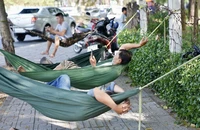 Phụ huynh mắc võng nằm nghỉ chờ con thi đánh giá năng lực