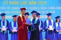 Trường ĐH Luật TP.HCM trao bằng cử nhân cho 263 học viên hệ vừa học vừa làm