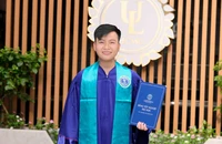 Nghị lực của cậu bé ‘Cặp lá yêu thương’ vừa trở thành tân cử nhân Luật