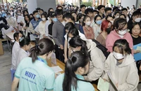 Tân sinh viên nườm nượp, chen chúc đổ về TP.HCM làm thủ tục nhập học